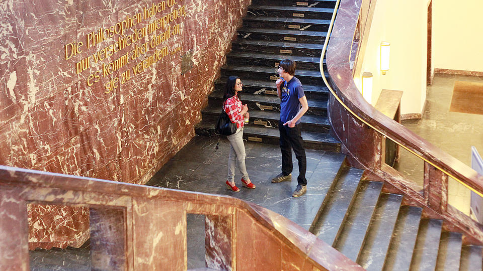 Die marmorne Treppe in der Aula eines Hochschulgebäudes in Freiburg.