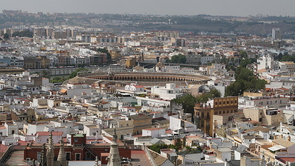 Blick auf die spanische Stadt Sevilla mit der Stierkampfarena in der Mitte.
