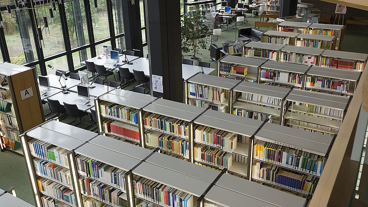 Blick von oben in eine Bibliothek.