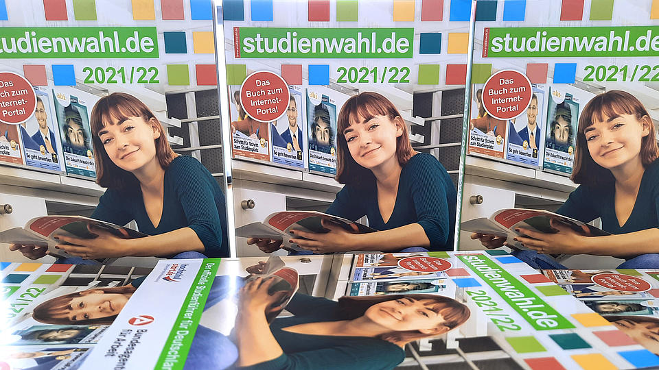 Bücher der 51. Ausgabe "Studienwahl" liegen auf einem Tisch.