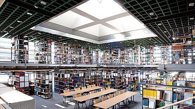 Studierende in einer Bibliothek.