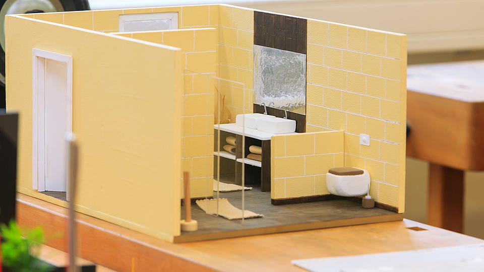 Ein Mini-Modell eines Raums mit Mini-Möbeln zur beispielhaften Gestaltung einer Inneneinrichtung.