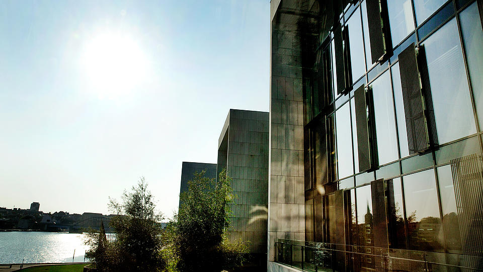 Außenansicht der Universität mit strahlender Sonne