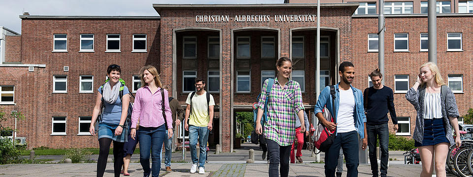 Studierende vor dem Unigebäude