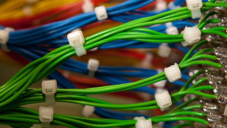 Verschiedene elektronische Kabel, die farblich sortiert und gruppiert angelötet sind.