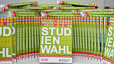 Studienwahl-Bücher stehen auf einem Tisch