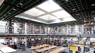Studierende in einer Bibliothek.