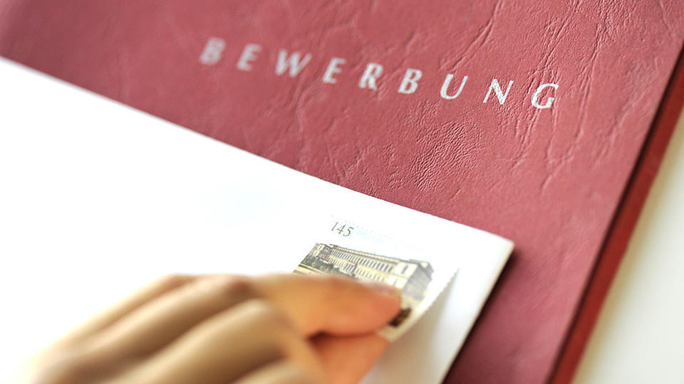 Nahaufnahme einer Bewerbungsmappe mit der Aufschrift