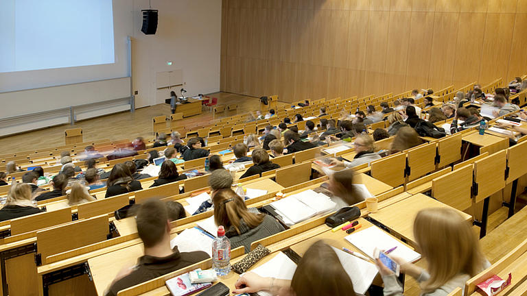 Blick in einen großen Hörsaal mit Studierenden.