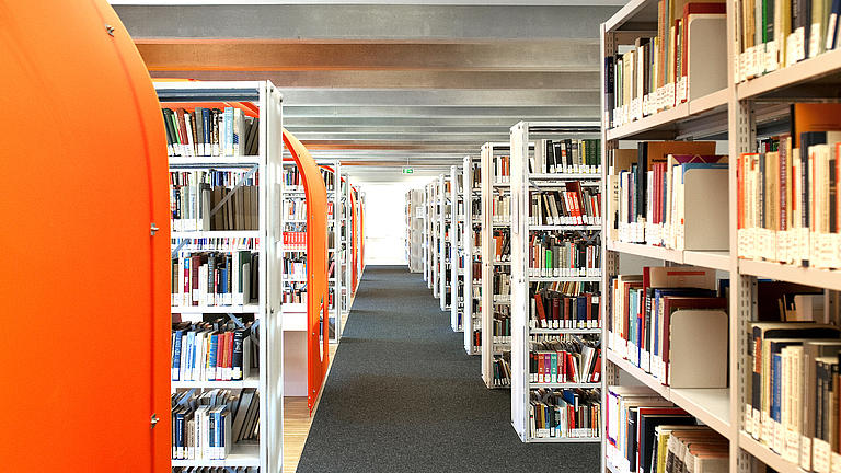 Die Bibliothek einer Universität.