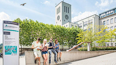 Studenten vor der Uni in Jena
