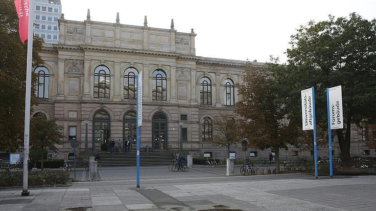 Blick vom Campus auf das Universitätsaltgebäude der Technischen Universität Braunschweig.