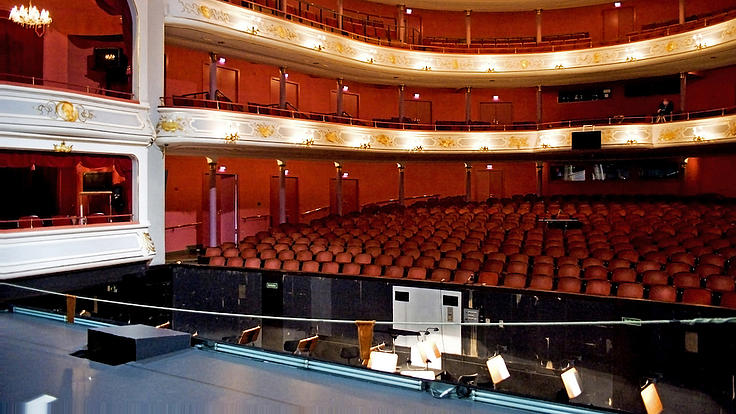 Blick von einer Bühne in den Saal einer Oper.