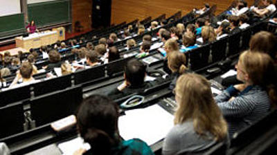 Studierende in einer Vorlesung.