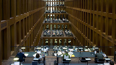 Blick über die fünf Etagen des Lesesaals der Grimmbibliothek der Humboldt Universität Berlin.